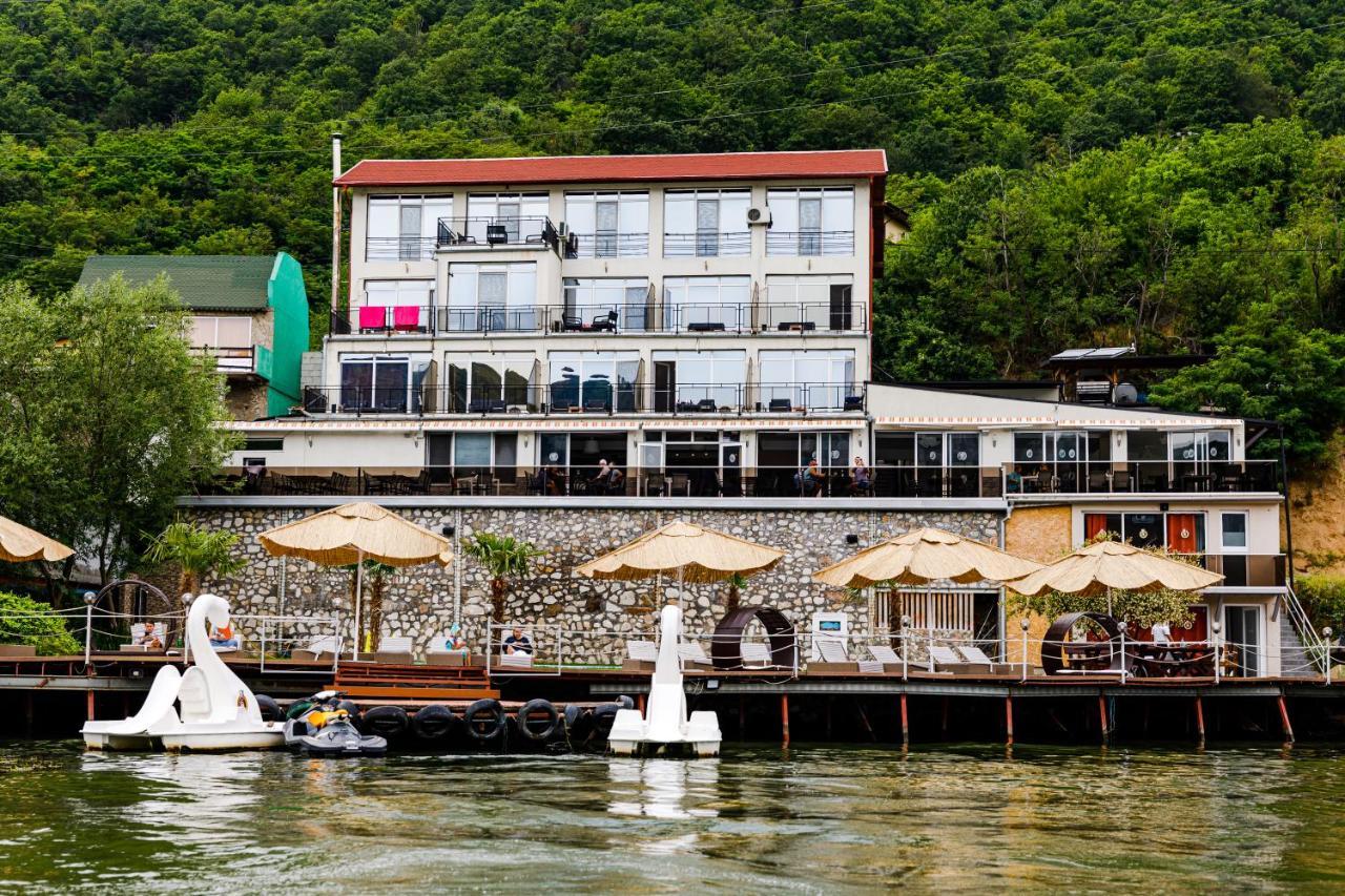 Pensiunea Decebal Resort - Cazanele Dunarii ドゥボバ エクステリア 写真