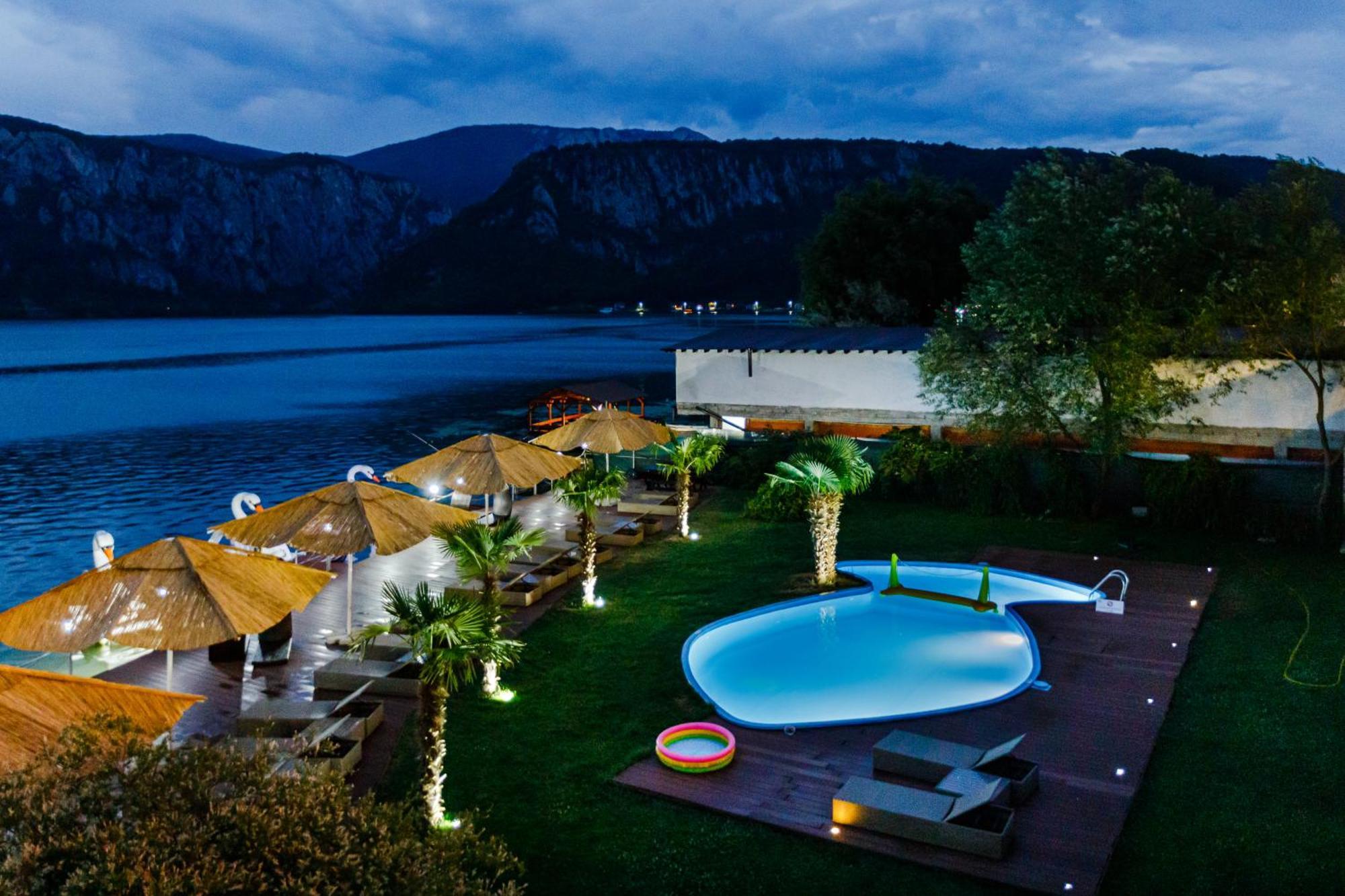 Pensiunea Decebal Resort - Cazanele Dunarii ドゥボバ エクステリア 写真