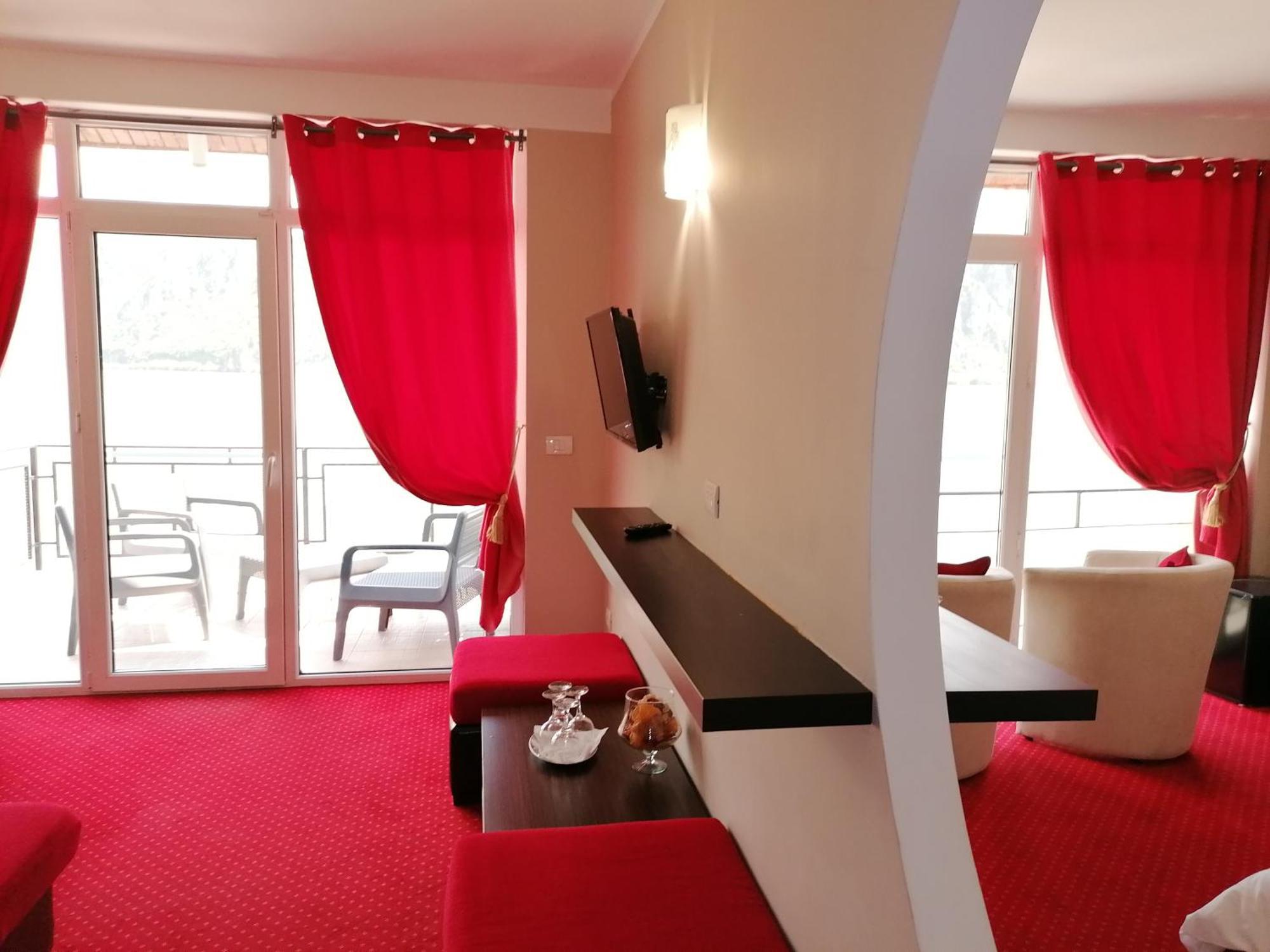 Pensiunea Decebal Resort - Cazanele Dunarii ドゥボバ エクステリア 写真